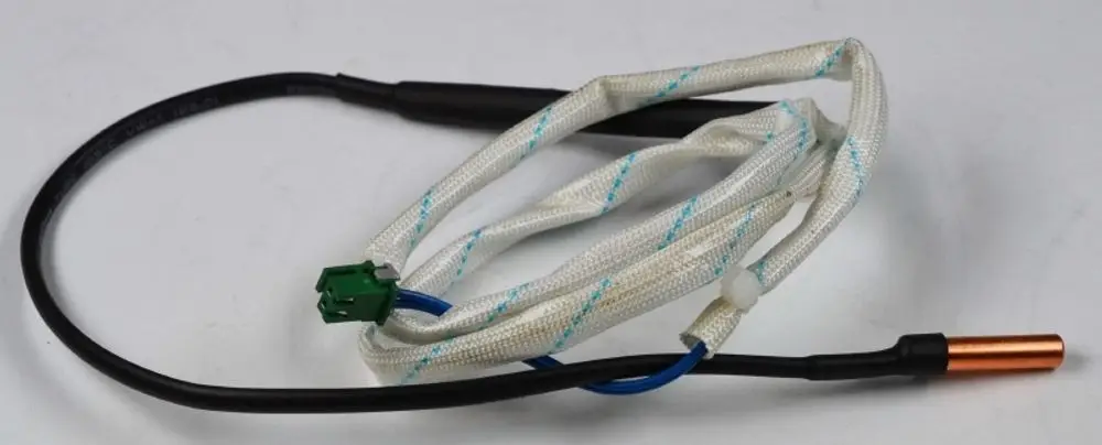 Rohranlegesensor mit einem Kupferteil und Kabelanschlüssen, geeignet für Anwendungen wie in einem Remko-Kompressor.