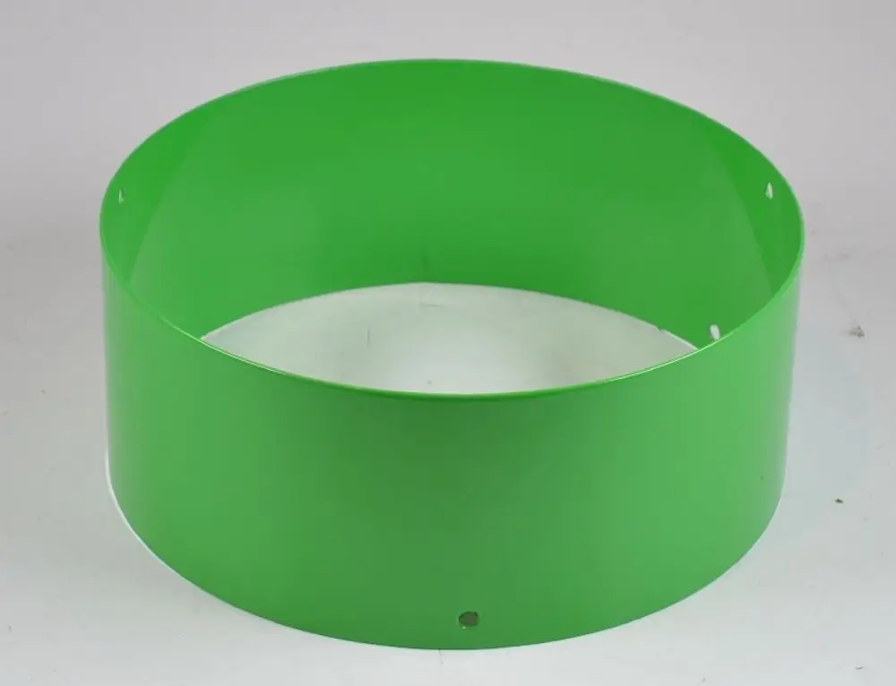 Grünes, rundes Gehäuse aus Metall mit einer Öffnung im oberen Bereich. Das Produkt könnte Teil eines Ventilationssystems der Marke Remko sein.