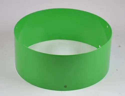Grünes, rundes Gehäuse aus Metall mit einer Öffnung im oberen Bereich. Das Produkt könnte Teil eines Ventilationssystems der Marke Remko sein.