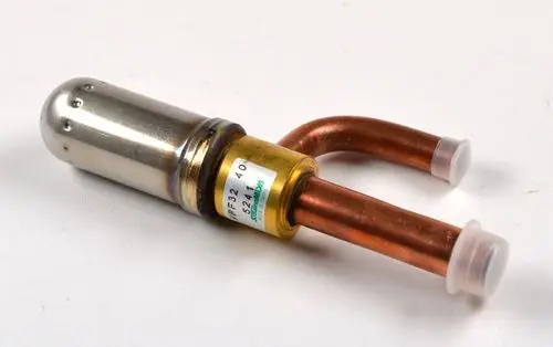 Elektronisches Ventil von Remko mit metallischem Gehäuse und Kupferrohren. Die Anschlüsse sind mit Kunststoffkappen versehen.