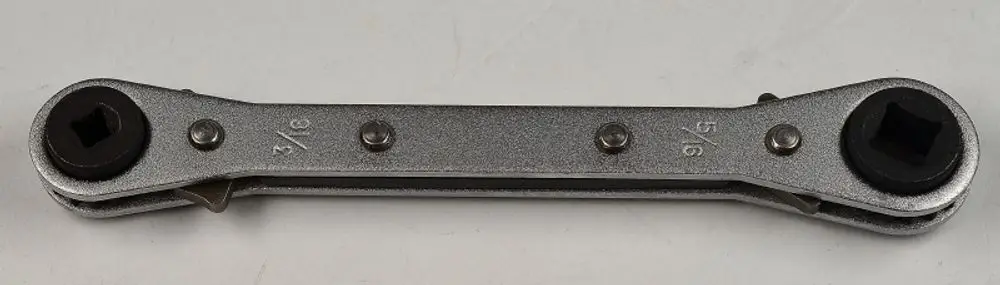 Kälteratsche von Remko, 4 in 1, umschaltbar, mit quadratischen Aufsätzen an beiden Enden für verschiedene Anwendungen.
