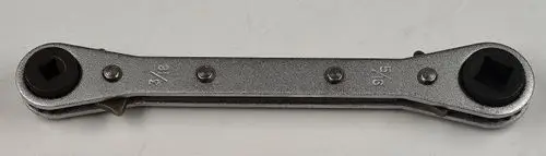 Kälteratsche von Remko, 4 in 1, umschaltbar, mit quadratischen Aufsätzen an beiden Enden für verschiedene Anwendungen.
