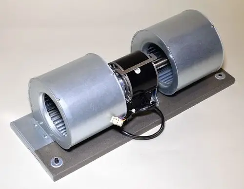 Remko Ventilatoreinheit mit zwei Metallgehäusen und einem zentralen Motor, montiert auf einer stabilen Basis. Kabelanschluss sichtbar.
