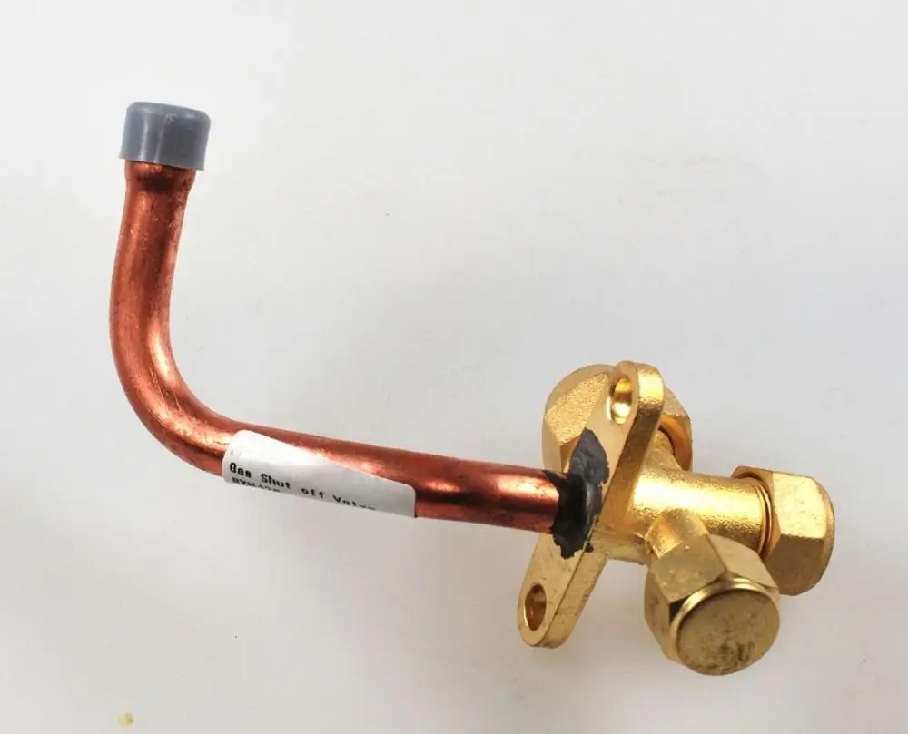 Absperrventil mit einer Kupferleitung und einer goldfarbenen Standardanschlussstelle, verwendet in Remko Anlagen zur Regelung des Gasflusses.