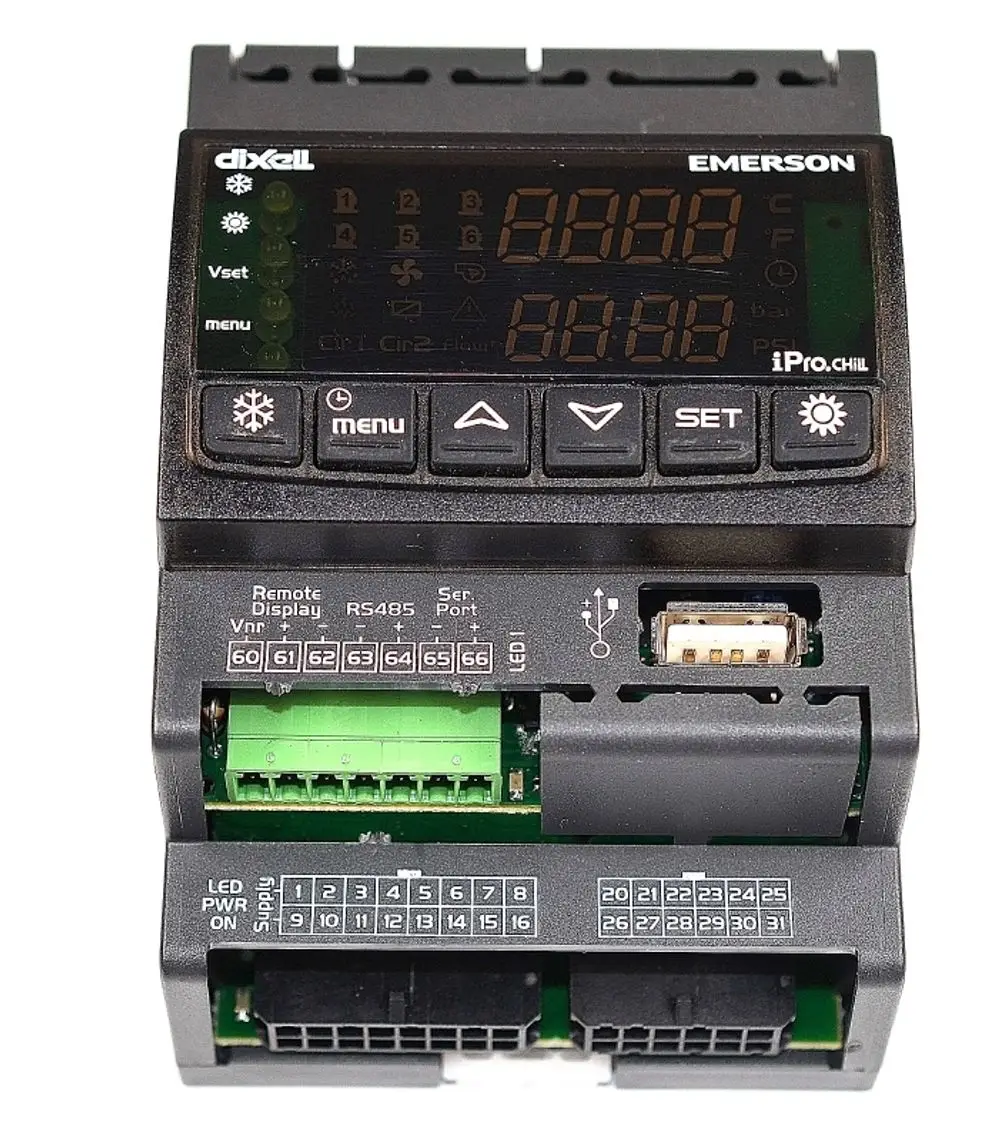 Regler von Remko mit digitalem Display und Tasten zur Einstellung. Anschlüsse für RS485, Remote Display und USB vorhanden. Übersichtliche LED-Anzeigen und Menüführung.