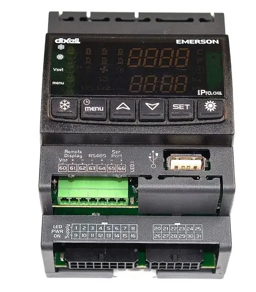 Regler von Remko mit digitalem Display und Tasten zur Einstellung. Anschlüsse für RS485, Remote Display und USB vorhanden. Übersichtliche LED-Anzeigen und Menüführung.