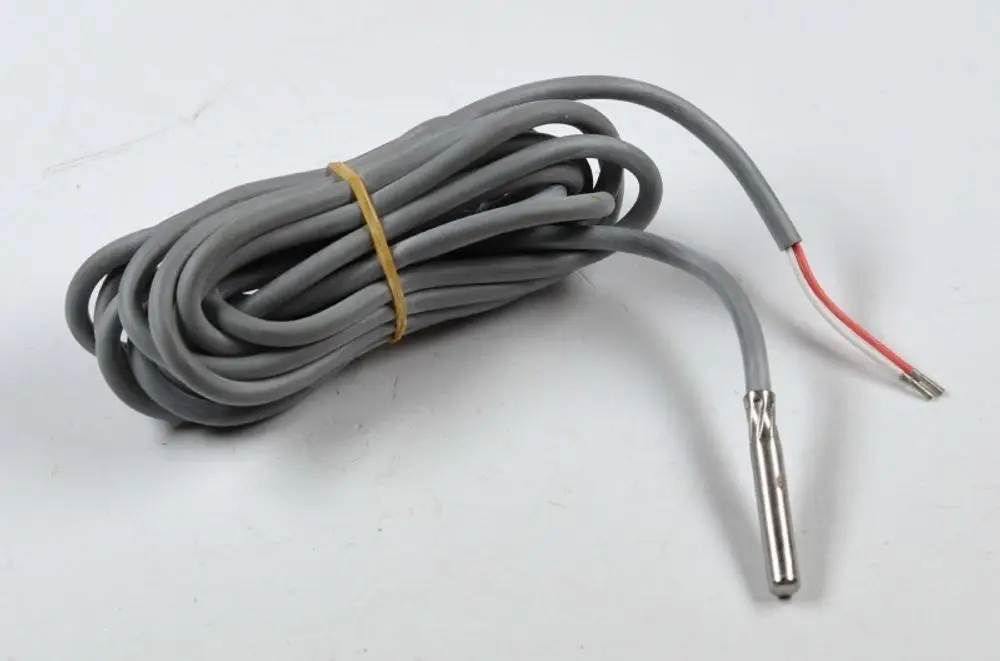 Graues Kabel mit temperaturmessendem Sensor an einem Ende. Die Marke Remko ist präsent. Der Sensor hat eine metallische Spitze und zwei Anschlussdrähte in verschiedenen Farben.
