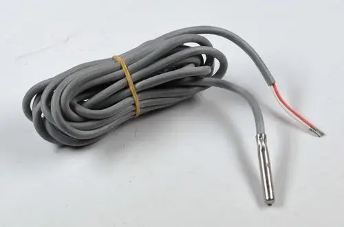 Graues Kabel mit temperaturmessendem Sensor an einem Ende. Die Marke Remko ist präsent. Der Sensor hat eine metallische Spitze und zwei Anschlussdrähte in verschiedenen Farben.