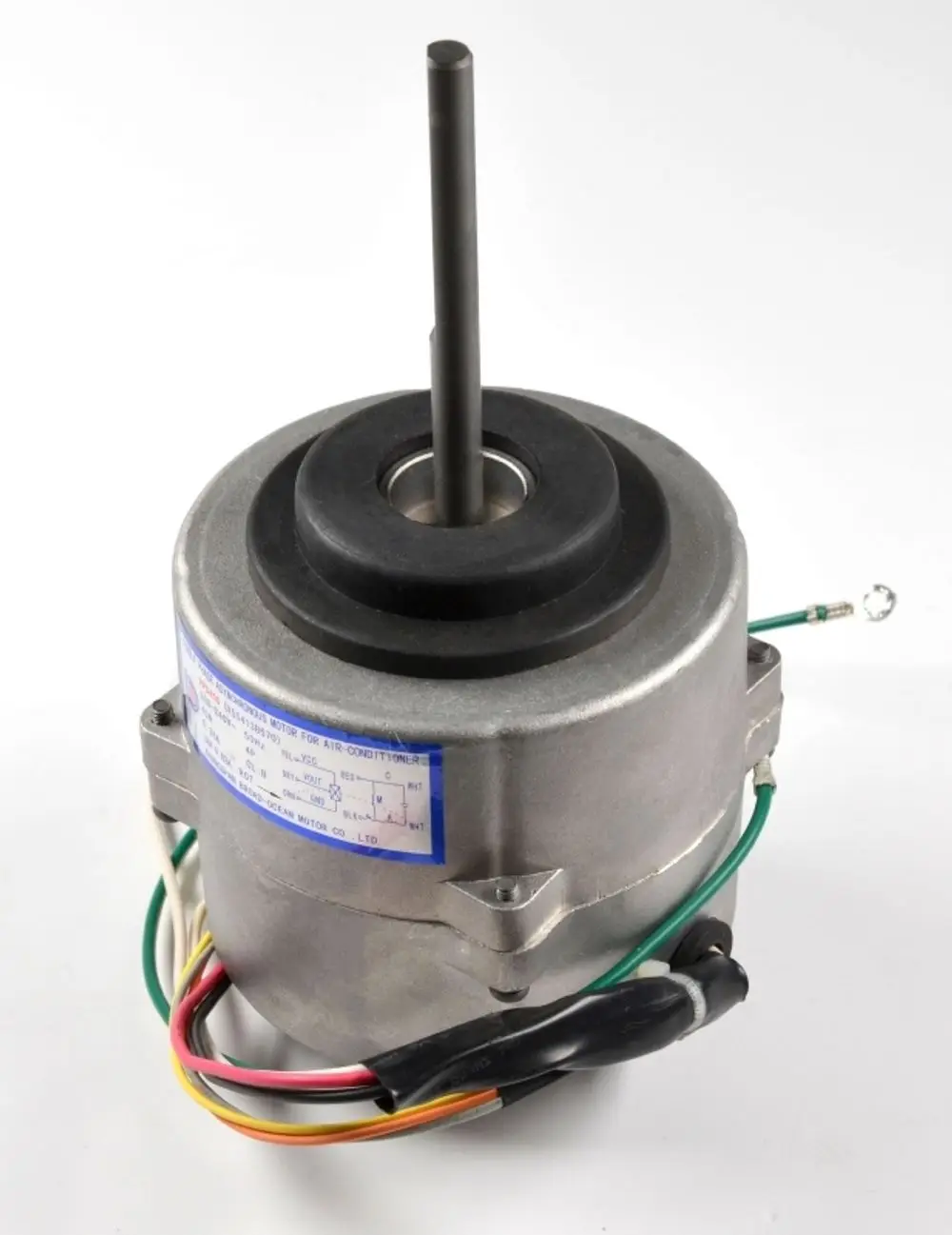 Ventilatormotor von Remko, bestehend aus einem Metallgehäuse, einer zentralen Achse und mehreren elektrischen Anschlüssen. Er wird typischerweise in Klimaanlagen verwendet.
