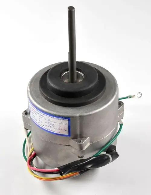 Ventilatormotor von Remko, bestehend aus einem Metallgehäuse, einer zentralen Achse und mehreren elektrischen Anschlüssen. Er wird typischerweise in Klimaanlagen verwendet.