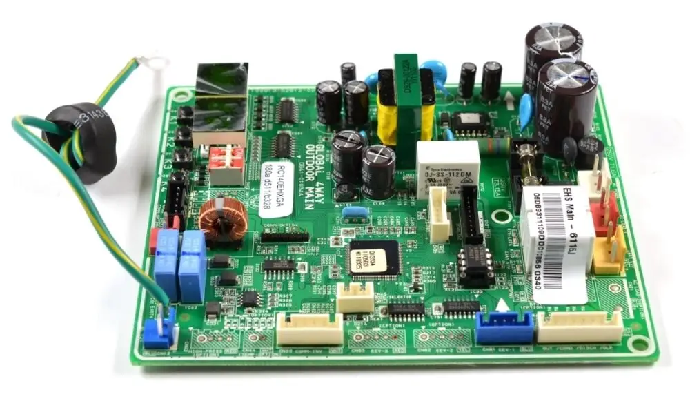 Grüne Hauptplatine mit verschiedenen Bauteilen, darunter Kondensatoren und Stecker, in einem elektrischen Gerät von Remko.