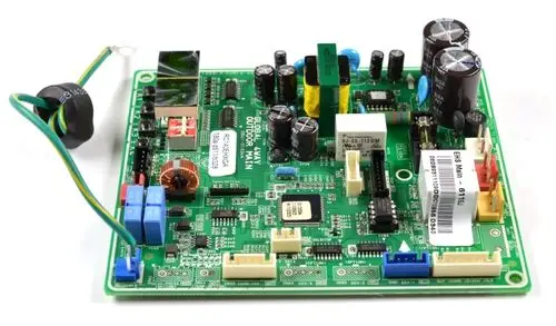 Grüne Hauptplatine mit verschiedenen Bauteilen, darunter Kondensatoren und Stecker, in einem elektrischen Gerät von Remko.