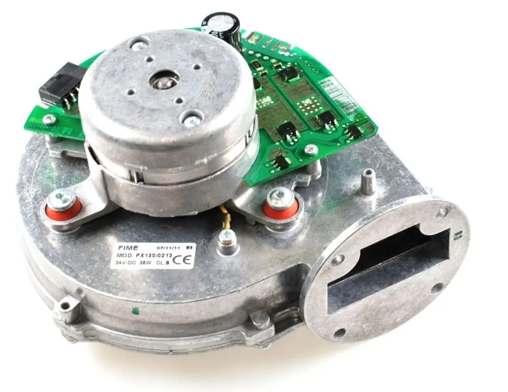 Brennergebläse von Remko, mit einer runden Metallbasis, einem Motor und einer elektronischen Platine. Sichtbare Anschlussstellen und Luftaustritt an der Vorderseite.