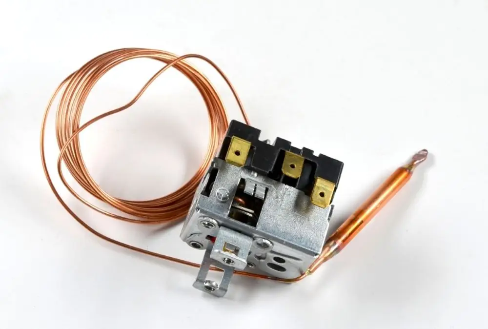 Sicherheitstemperaturbegrenzer von Remko mit metallischem Gehäuse, Kupferdraht und mehreren elektrischen Kontakten.