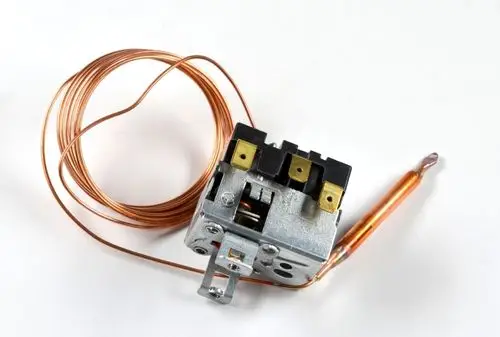 Sicherheitstemperaturbegrenzer von Remko mit metallischem Gehäuse, Kupferdraht und mehreren elektrischen Kontakten.