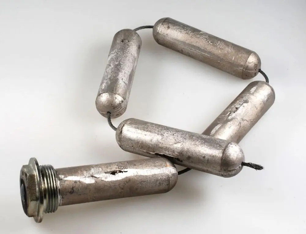 Kettenanode aus metallischen Zylindern, verbunden durch Drähte, für den Einsatz in Korrosionsschutzsystemen. Produkt von Remko.