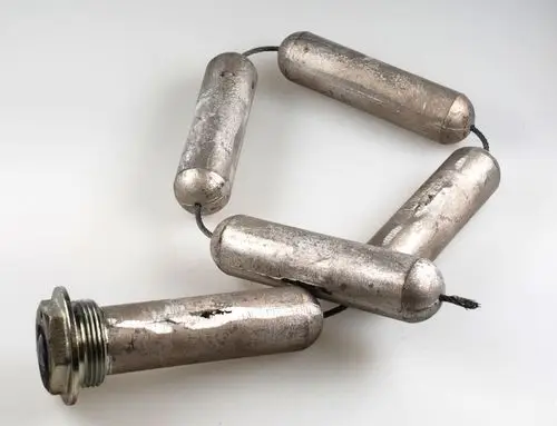 Kettenanode aus metallischen Zylindern, verbunden durch Drähte, für den Einsatz in Korrosionsschutzsystemen. Produkt von Remko.
