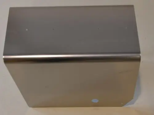 Metallisches Gehäuse von Remko mit zwei Bohrungen auf der Oberseite. Die Oberfläche ist glatt und glänzend, ohne zusätzliche Kennzeichnungen sichtbar.