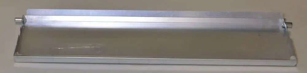 Remko Kondensatwanne aus Aluminium mit flacher Oberfläche und zwei seitlichen Halterungen. Eignet sich zur Auffangen von Kondenswasser.