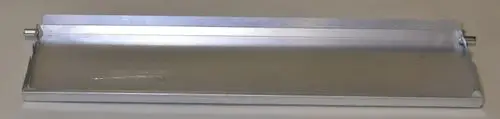 Remko Kondensatwanne aus Aluminium mit flacher Oberfläche und zwei seitlichen Halterungen. Eignet sich zur Auffangen von Kondenswasser.