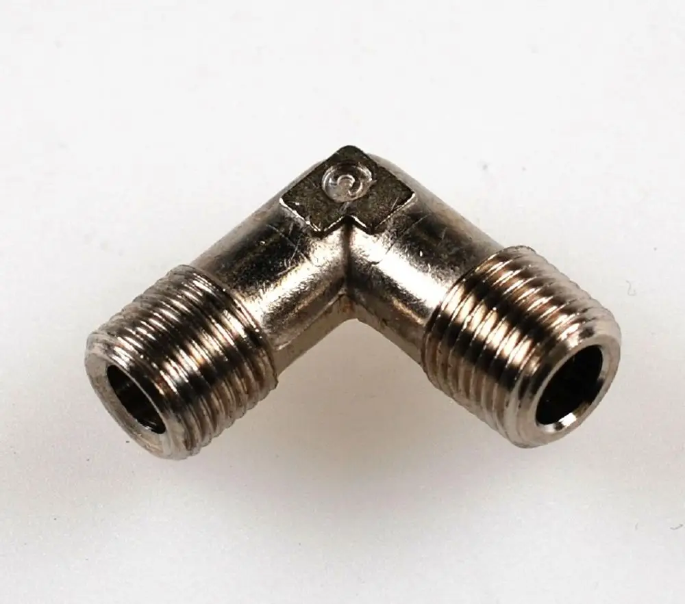 Anschlusswinkel aus Metall mit zwei Außengewinden. Sichtbare Markierung, möglicherweise von der Marke Remko, zur Verbindung von Rohren in einer L-Form.