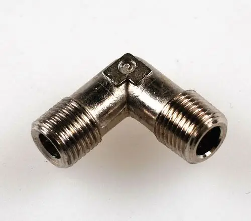 Anschlusswinkel aus Metall mit zwei Außengewinden. Sichtbare Markierung, möglicherweise von der Marke Remko, zur Verbindung von Rohren in einer L-Form.