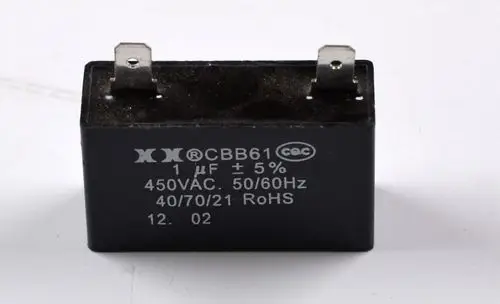 Kondensator von Remko mit zwei Anschlussklemmen. Gezeigt sind technische Angaben wie Kapazität von 1 µF und Nennspannung von 450 VAC.