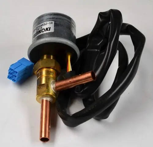 Elektronisches Expansionsventil mit Kupferrohren und Kabelanschluss, hergestellt von Remko. Das Ventil zeigt eine runde Bauform mit einer metallischen Oberfläche.