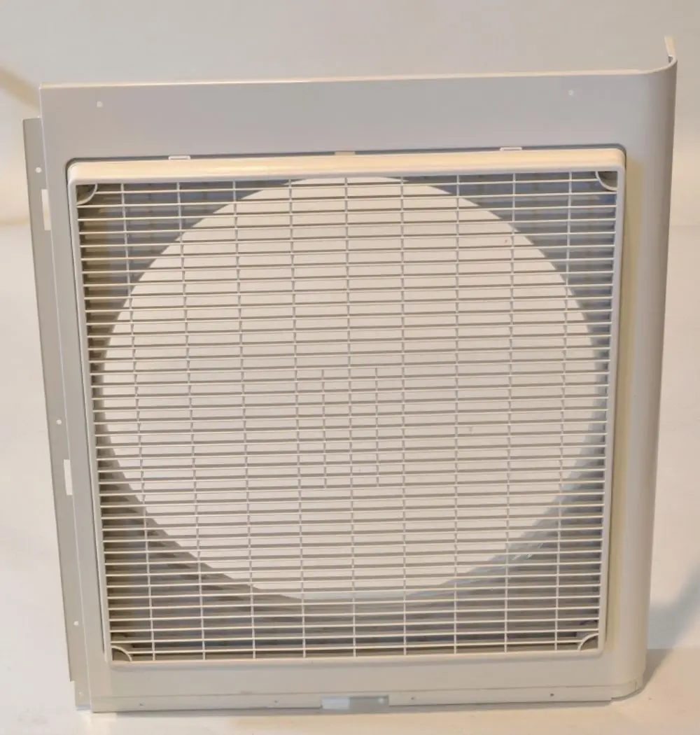 Vorderwand eines Ventilators von Remko in hellem Design mit rechteckigem Rahmen und runder Lüftungsgitterstruktur.