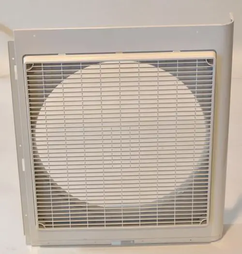 Vorderwand eines Ventilators von Remko in hellem Design mit rechteckigem Rahmen und runder Lüftungsgitterstruktur.