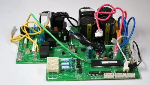 Steuerplatine mit schwarzem Display und mehreren Kondensatoren sowie Anschlusskabeln, hergestellt von Remko. Komplexe Schaltkreise erkennbar.