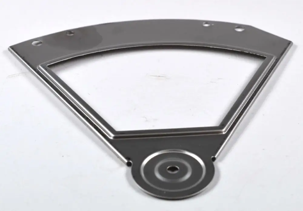 Stahlplatte in dreieckiger Form mit kreisförmigem Element. Sie dient als Abdeckung für das Heizelement. Hergestellt von Remko.