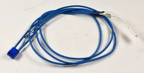 Blauer Kabelstrang mit einem Steckverbinder und zwei shedded Drähten, der als Überhitzungsschutz von Remko dient. Ideal für elektrische Anwendungen.