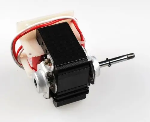 Schwarzer Ventilatormotor mit mehreren Anschlüssen und einem rotierenden Wellenstück, montiert auf einer weißen Halterung von der Marke Remko.