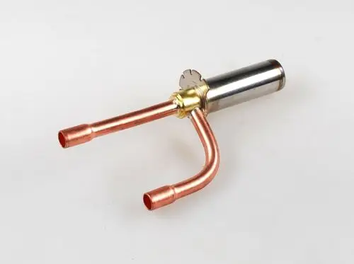 Elektronisches Expansionsventil von Remko mit metallischen und kupferfarbenen Komponenten, das für präzise Steuerung in Kühl- oder Klimaanlagen eingesetzt wird.