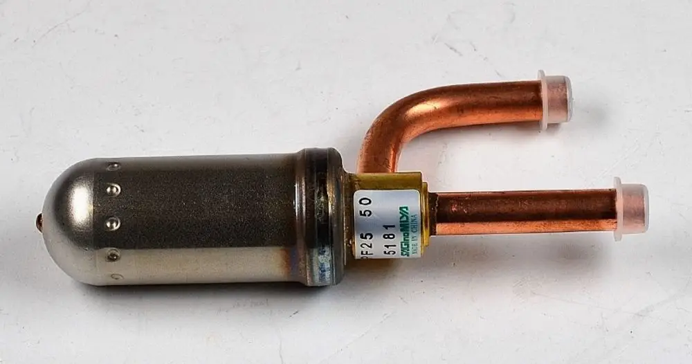 Elektronisches Expansionsventil mit metallischem Gehäuse und Kupferrohren, hergestellt von Remko, zur Steuerung von Kühlmittelströmen in Kühlsystemen.
