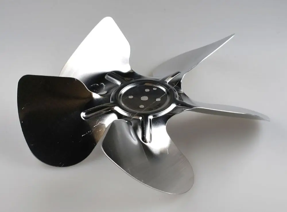 Verchromter Ventilatorflügel von Remko, mit einer zentralen Halterung und vier symmetrischen Blättern, auf einem hellen Hintergrund dargestellt.