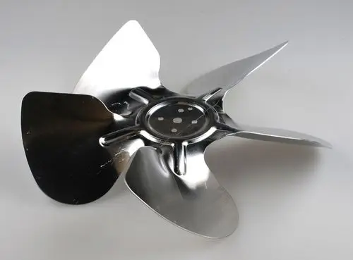 Verchromter Ventilatorflügel von Remko, mit einer zentralen Halterung und vier symmetrischen Blättern, auf einem hellen Hintergrund dargestellt.