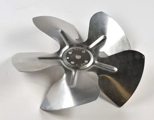 Ventilatorflügel aus Aluminium mit vier geschwungenen Blättern, zentriertem Loch für die Montage, hergestellt von Remko.