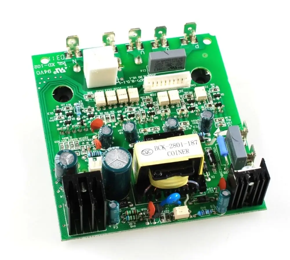Steuerplatine von Remko mit verschiedenen elektronischen Komponenten, darunter Widerstände, Kondensatoren und Anschlussstecker auf grünem Leiterplattenmaterial.