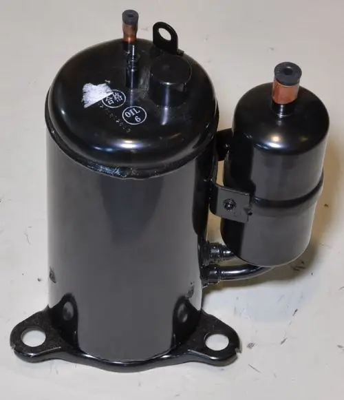 Schwarzer Kompressor mit zwei Anschlüssen, montiert auf einer Basisplatte. Produkt stammt von der Marke Remko.