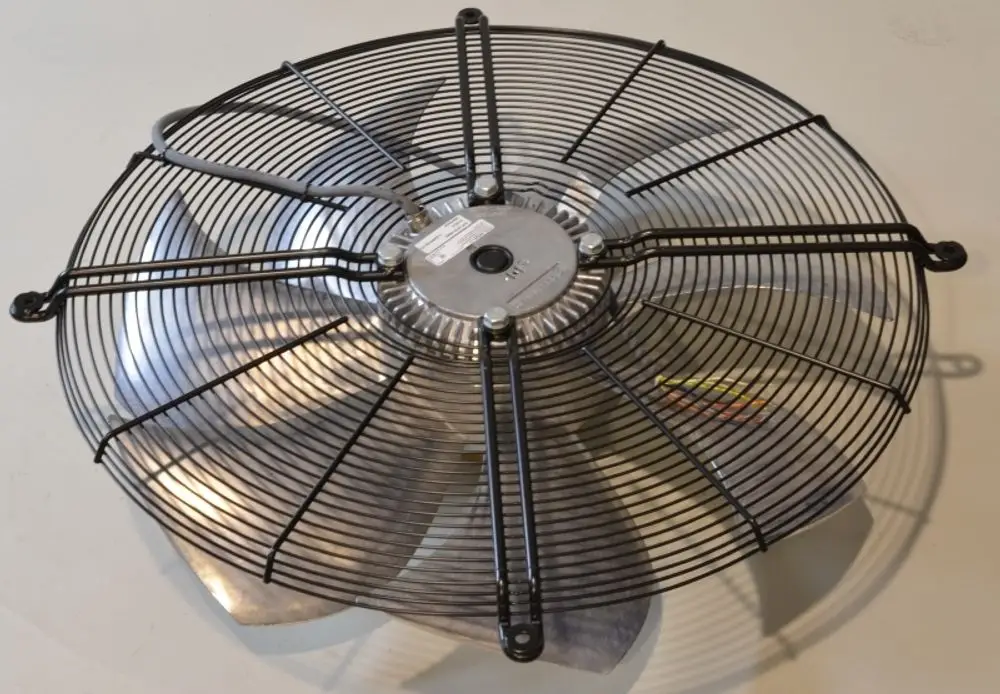 Ventilator von Remko mit Metallblättern und einem Schutzgitter. Die Bauform ermöglicht eine effektive Luftzirkulation in verschiedenen Umgebungen.