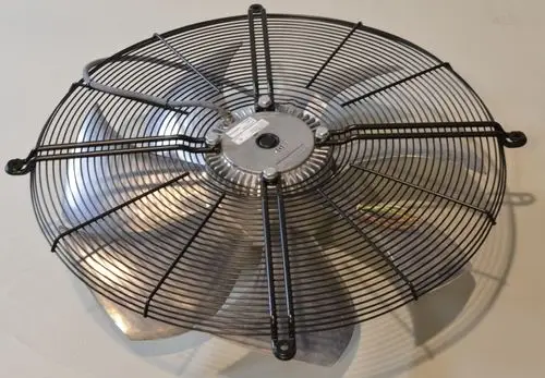 Ventilator von Remko mit Metallblättern und einem Schutzgitter. Die Bauform ermöglicht eine effektive Luftzirkulation in verschiedenen Umgebungen.