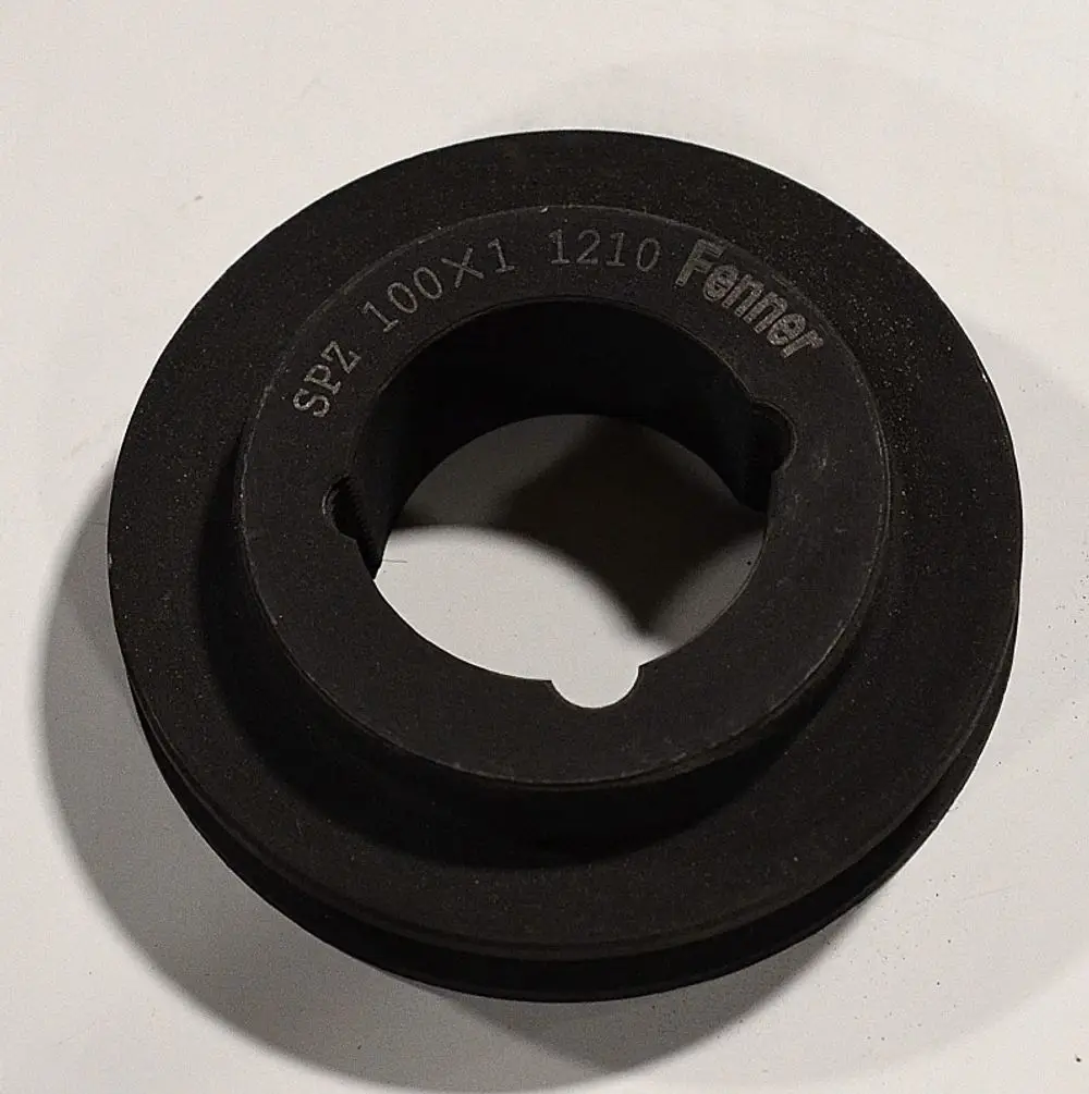 Keilriemenscheibe mit mittlerem Loch und einer Nut, aus schwarzem Material, beschriftet mit "Fenner". Die Marke Remko ist im Kontext referenziert.