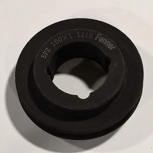 Keilriemenscheibe mit mittlerem Loch und einer Nut, aus schwarzem Material, beschriftet mit "Fenner". Die Marke Remko ist im Kontext referenziert.