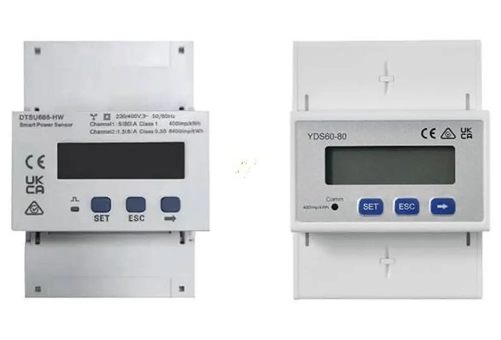 DTSU666-HW/YDS60-80 Smart Power Sensor von HUAWEI, ausgestattet mit Bildschirm und Tasten zur Einstellung, montiert auf einer weißen Wandplatte.