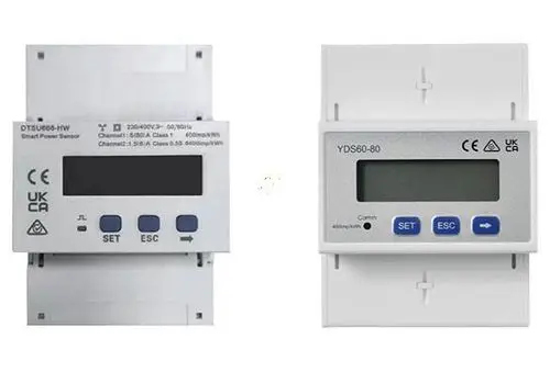 DTSU666-HW/YDS60-80 Smart Power Sensor von HUAWEI, ausgestattet mit Bildschirm und Tasten zur Einstellung, montiert auf einer weißen Wandplatte.