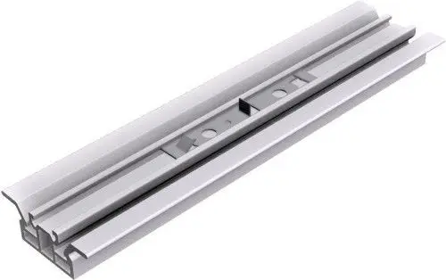 Verbinder aus metallic-weißer Schiene von Schletter, mit zwei parallelen Schienen und mittigem Anschluss. Geeignet zur Verbindung von Systemkomponenten.