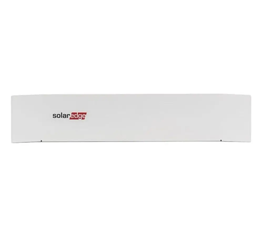 Weiße Abdeckung für eine Home Batterie von SolarEdge, mit schmalem, geradem Design. Das Logo ist klar sichtbar.