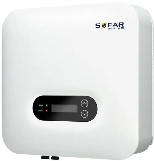 Weißer Wechselrichter mit digitalem Display und zwei Bedientasten. Statusanzeigen für Betrieb und Fehler. Produkt der Marke SOFAR solar.
